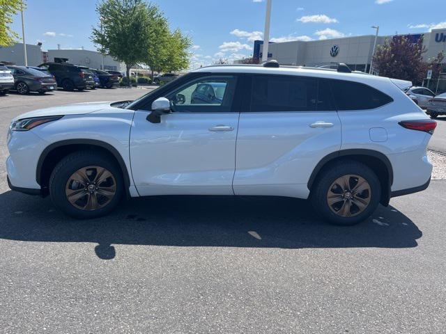 used 2022 Toyota Highlander Hybrid car, priced at $40,000