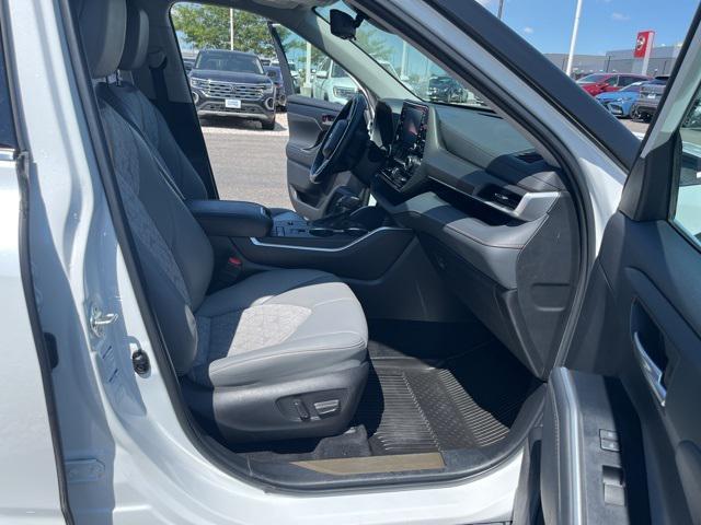 used 2022 Toyota Highlander Hybrid car, priced at $40,000