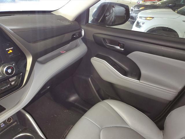 used 2023 Toyota Highlander car, priced at $34,999