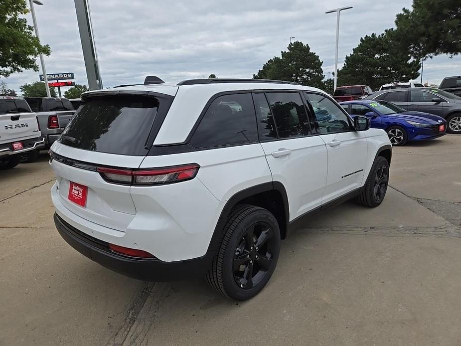 new 2024 Jeep Grand Cherokee car, priced at $40,177