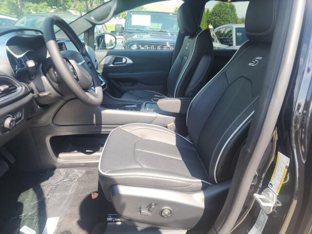 new 2025 Chrysler Pacifica car, priced at $47,698