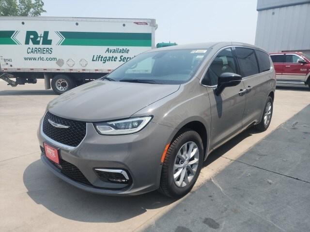 new 2025 Chrysler Pacifica car, priced at $44,886