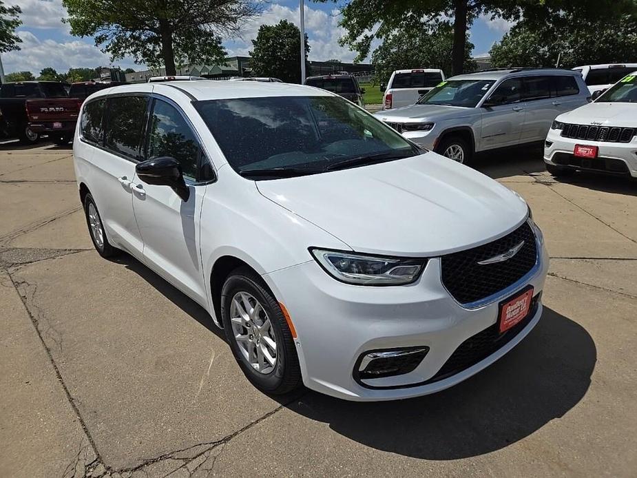 new 2024 Chrysler Pacifica car, priced at $42,081