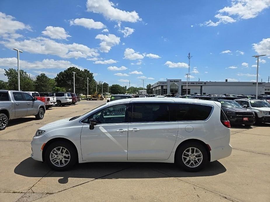 new 2024 Chrysler Pacifica car, priced at $42,081