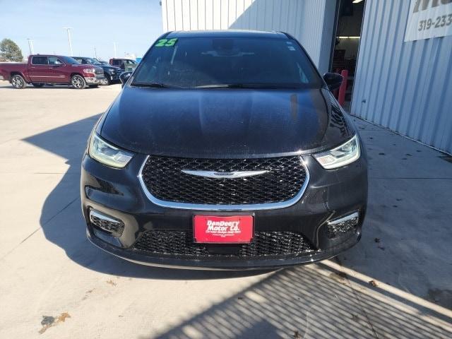 new 2025 Chrysler Pacifica car, priced at $43,334