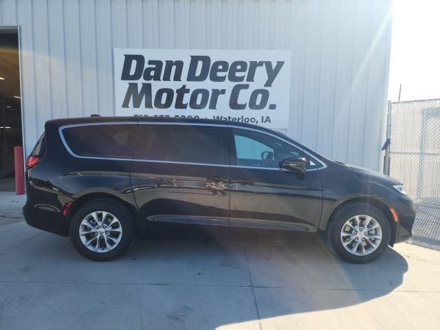 new 2025 Chrysler Pacifica car, priced at $43,334