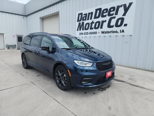 new 2025 Chrysler Pacifica car, priced at $47,869