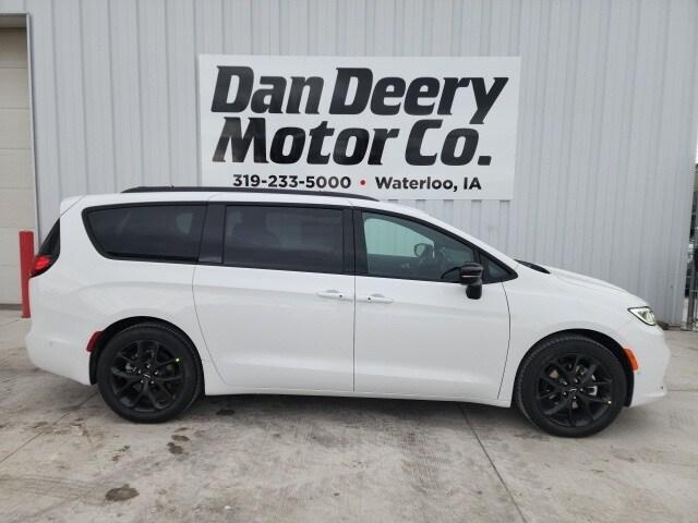 new 2025 Chrysler Pacifica car, priced at $45,231
