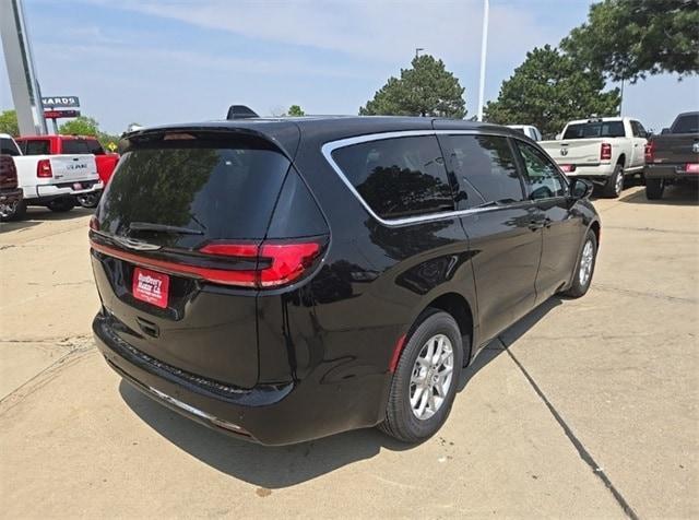 new 2024 Chrysler Pacifica car, priced at $40,904