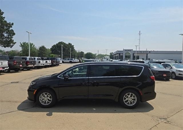 new 2024 Chrysler Pacifica car, priced at $40,904