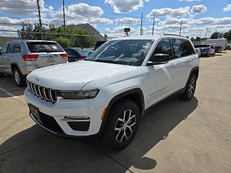 new 2024 Jeep Grand Cherokee car, priced at $45,595