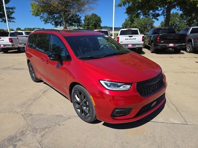 new 2024 Chrysler Pacifica car, priced at $42,150