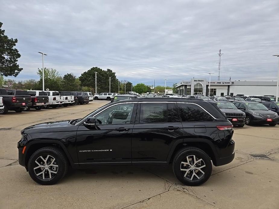 new 2024 Jeep Grand Cherokee car, priced at $46,369