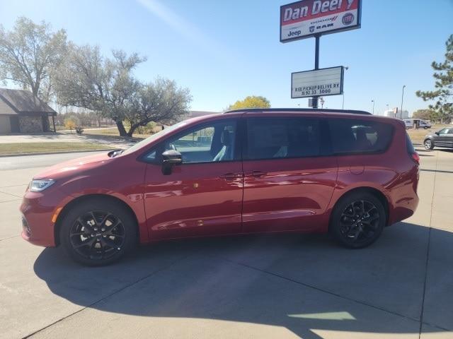 new 2025 Chrysler Pacifica car, priced at $46,276