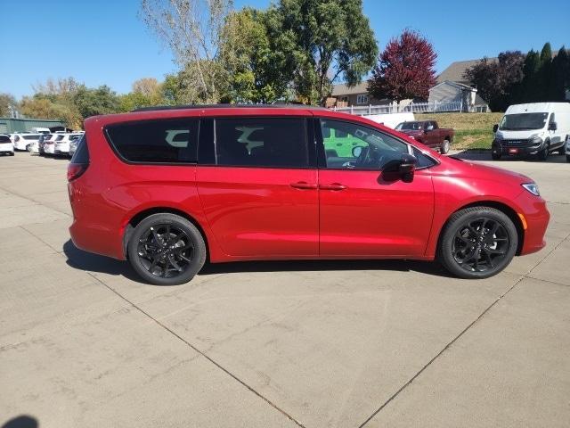 new 2025 Chrysler Pacifica car, priced at $46,276