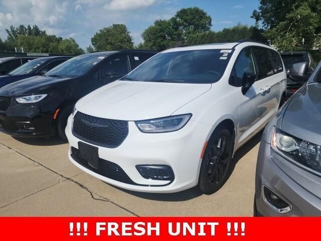 new 2025 Chrysler Pacifica car, priced at $48,190