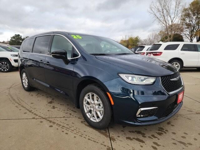 new 2025 Chrysler Pacifica car, priced at $39,190