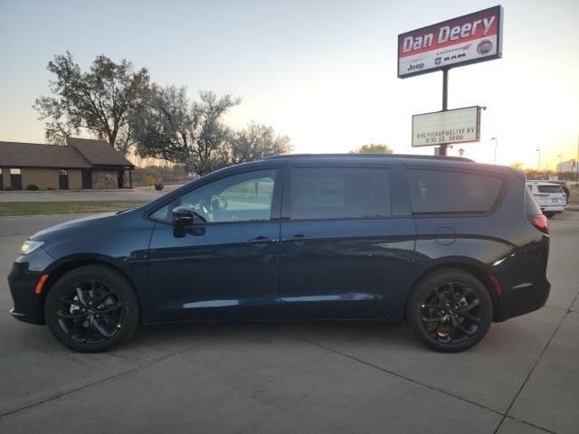 new 2025 Chrysler Pacifica car, priced at $46,276