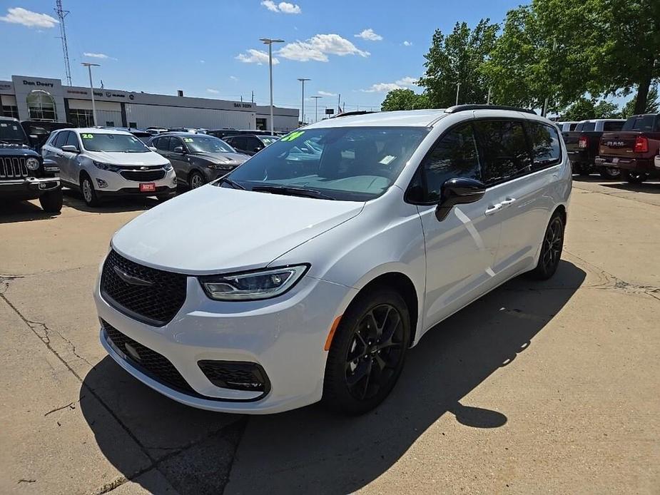 new 2024 Chrysler Pacifica car, priced at $41,471