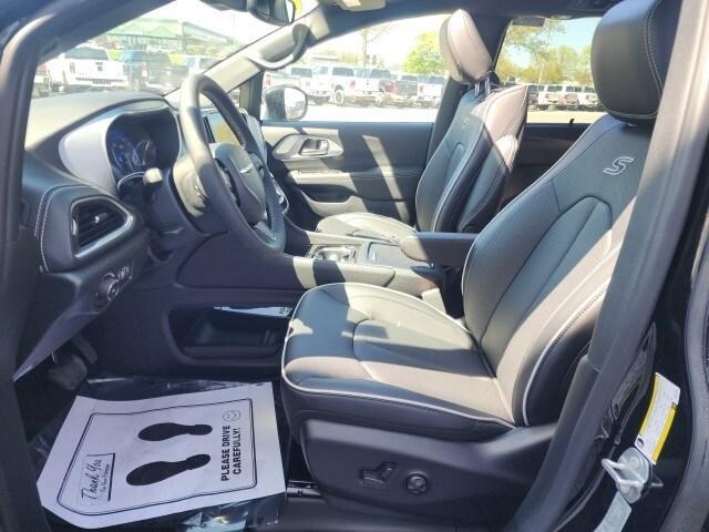 new 2025 Chrysler Pacifica car, priced at $51,033