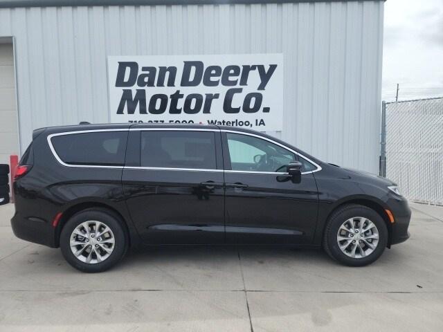 new 2025 Chrysler Pacifica car, priced at $42,724