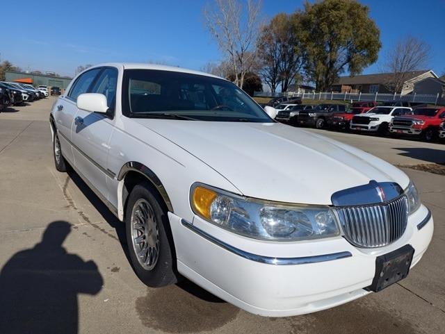 used 2002 Lincoln Town Car car, priced at $6,995