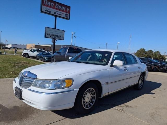 used 2002 Lincoln Town Car car, priced at $6,995