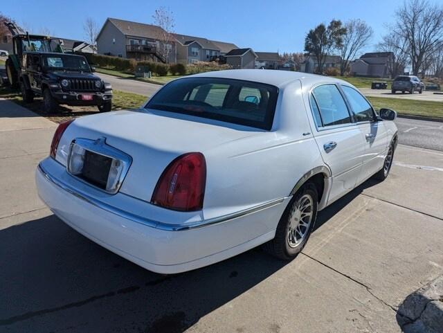 used 2002 Lincoln Town Car car, priced at $6,995