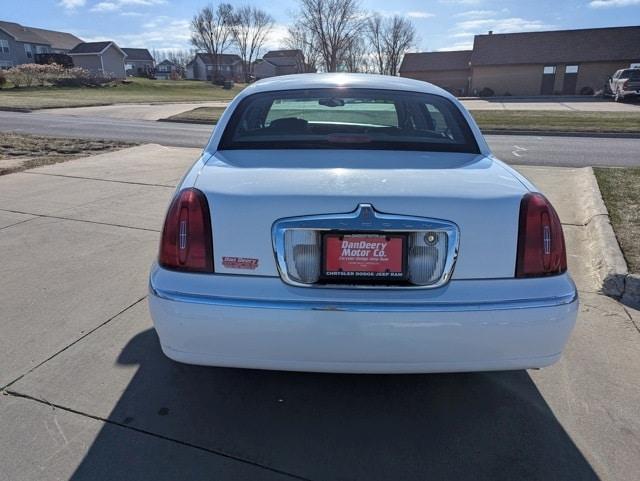 used 2002 Lincoln Town Car car, priced at $6,501