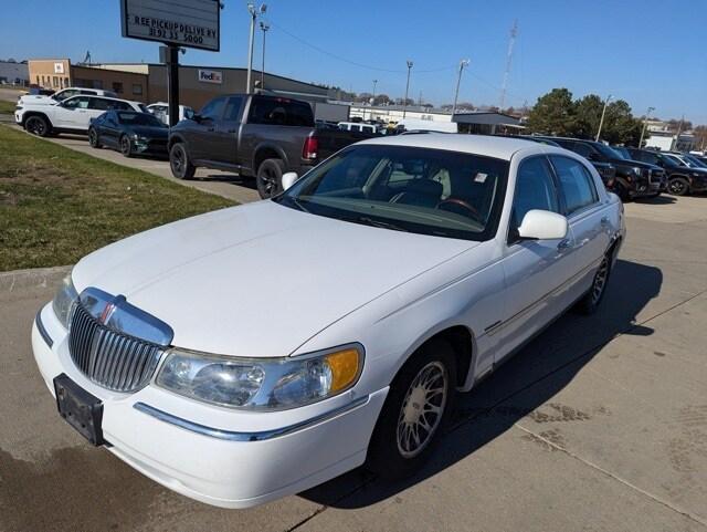 used 2002 Lincoln Town Car car, priced at $6,995