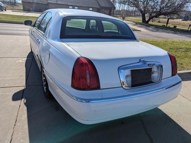 used 2002 Lincoln Town Car car, priced at $6,995