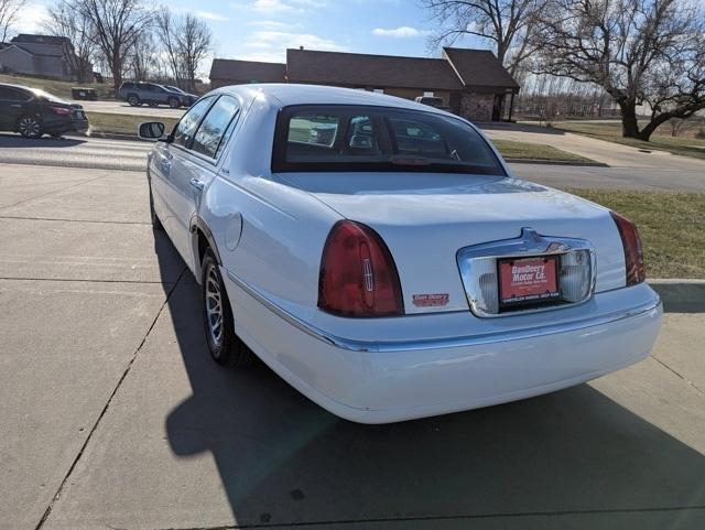 used 2002 Lincoln Town Car car, priced at $6,501