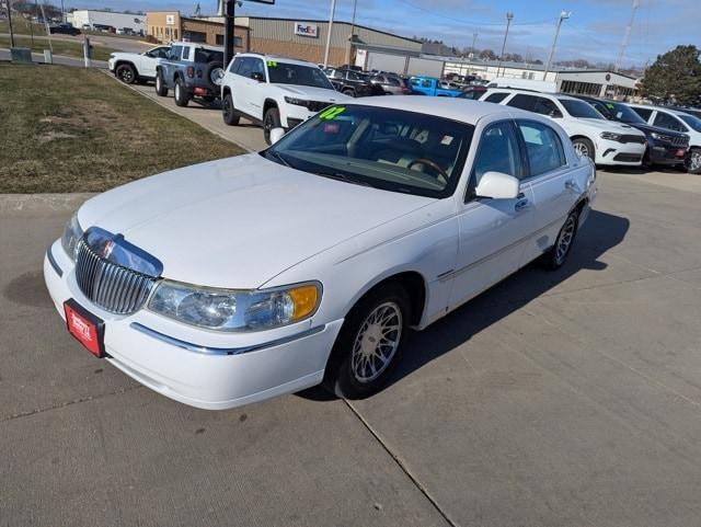 used 2002 Lincoln Town Car car, priced at $6,501