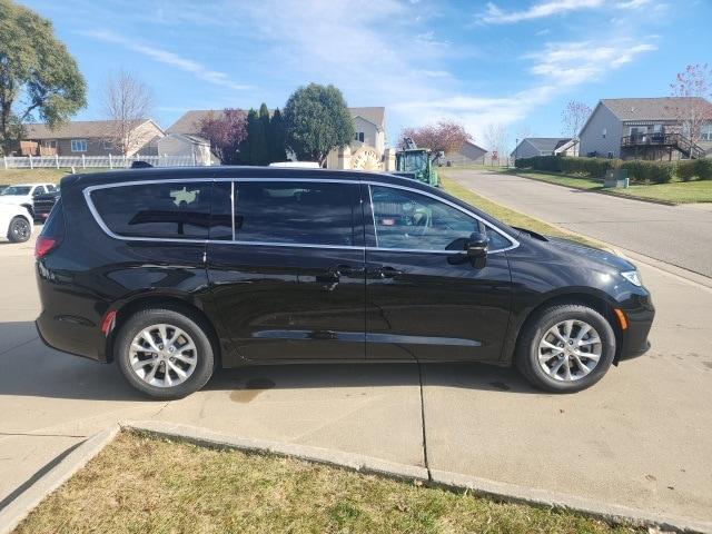 new 2025 Chrysler Pacifica car, priced at $44,181