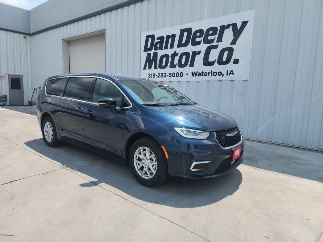 new 2025 Chrysler Pacifica car, priced at $41,682