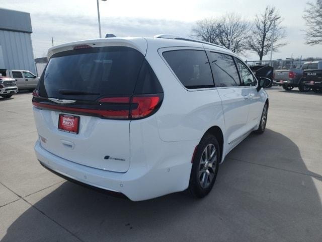 new 2025 Chrysler Pacifica Hybrid car, priced at $49,154