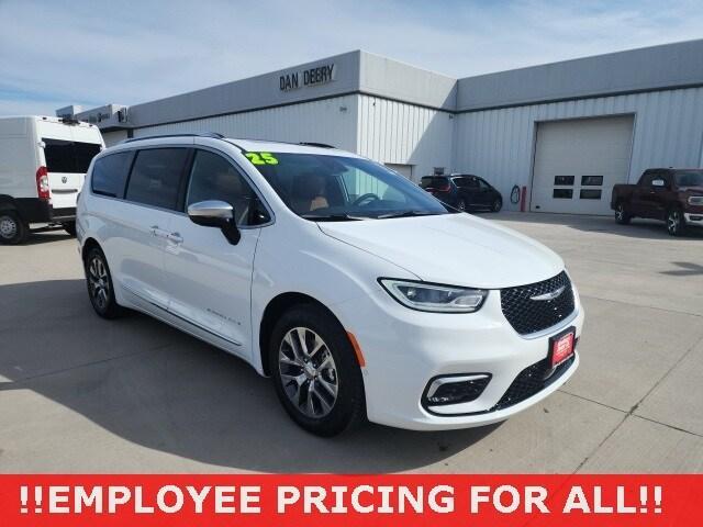 new 2025 Chrysler Pacifica Hybrid car, priced at $49,154