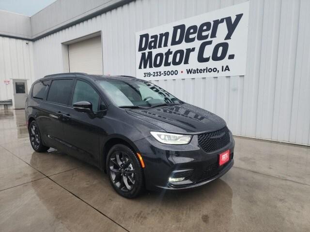 new 2025 Chrysler Pacifica car, priced at $47,944