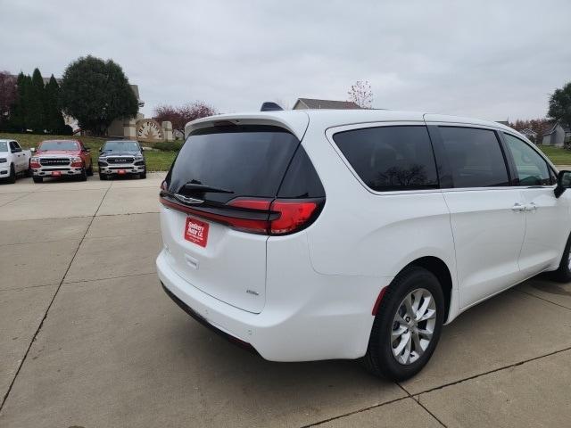 new 2025 Chrysler Pacifica car, priced at $43,847