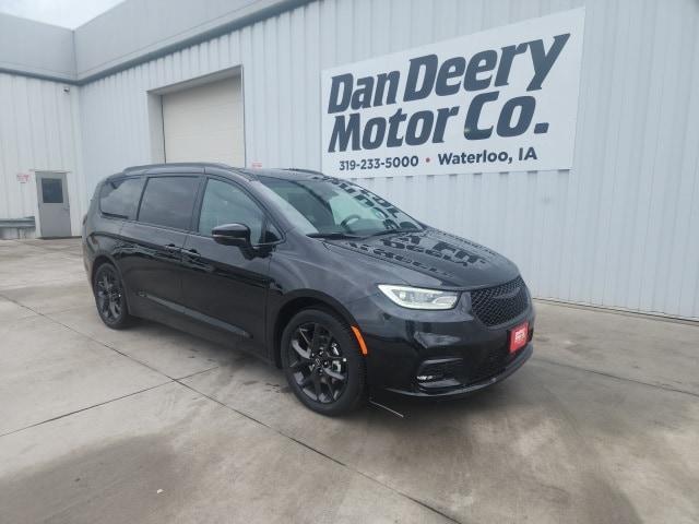 new 2025 Chrysler Pacifica car, priced at $47,452
