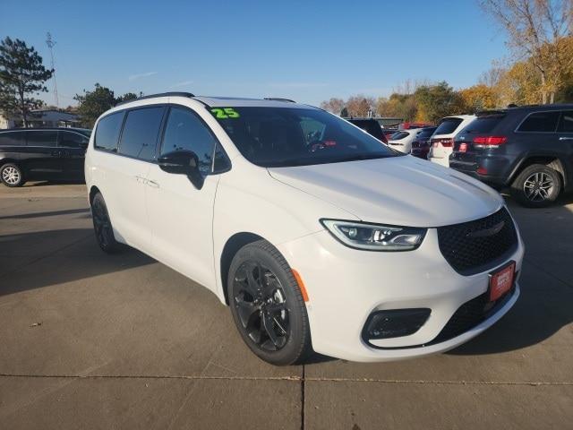 new 2025 Chrysler Pacifica car, priced at $46,103