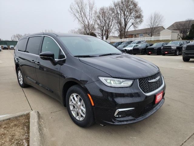 new 2025 Chrysler Pacifica car, priced at $39,761