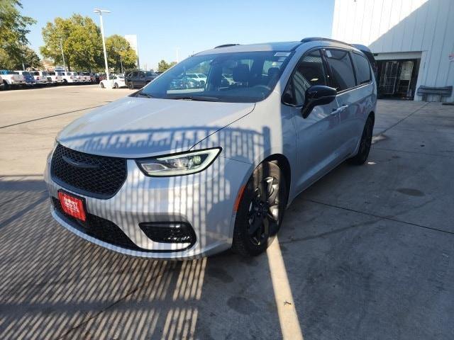 new 2026 Chrysler Pacifica car, priced at $51,312