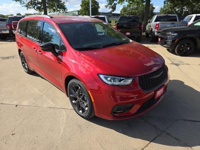 new 2024 Chrysler Pacifica car, priced at $38,993