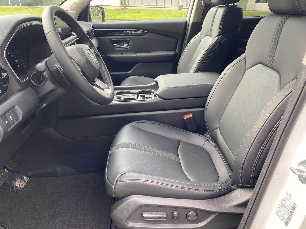 new 2025 Honda Pilot car, priced at $43,673