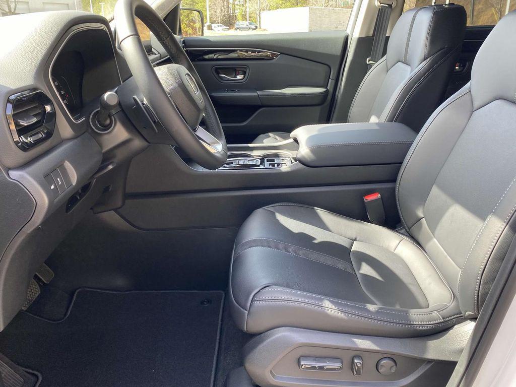 new 2025 Honda Pilot car, priced at $43,630