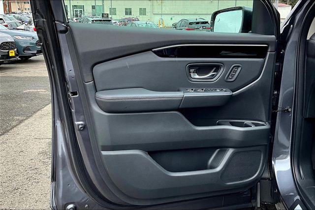 new 2025 Honda Pilot car, priced at $42,797