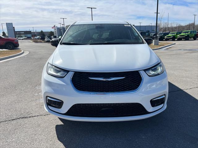 new 2025 Chrysler Pacifica car, priced at $37,645