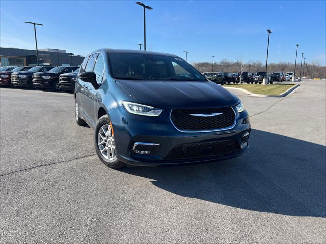 new 2025 Chrysler Pacifica car, priced at $39,920