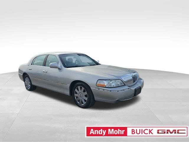 used 2005 Lincoln Town Car car, priced at $2,894